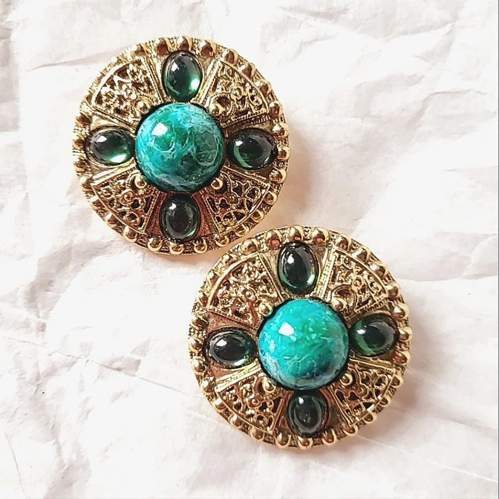 GREEN GLASS & GOLDTONE LARGE CLIP-ON EARRINGS - Picture 5 of 5